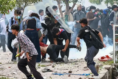 Nepal Hükümeti Düştü