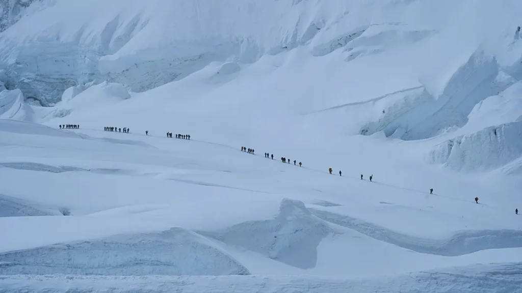 Everest Dağı'nda Kar Fırtınası Nedeniyle Yaklaşık 1000 Kişi Mahsur Kaldı Everest Dağı'nda Kar Fırtınası Nedeniyle Yaklaşık 1000 Kişi Mahsur Kaldı