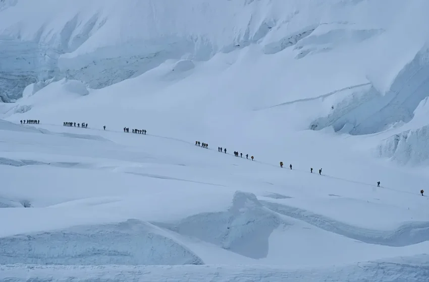 Everest Dağı’nda Kar Fırtınası Nedeniyle Yaklaşık 1000 Kişi Mahsur Kaldı