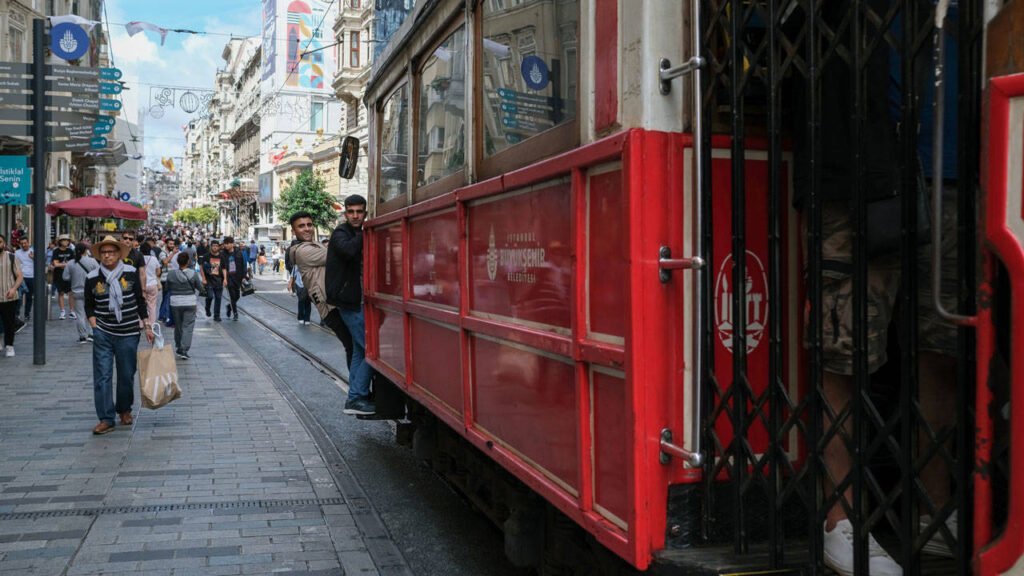 Türkiye'ye Hangi Ülkeden Daha Çok Turist Geliyor?